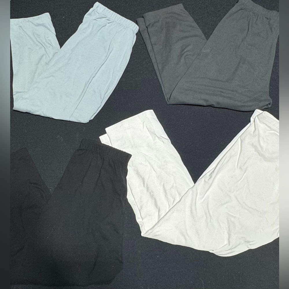 Lot of 4 Santina Women’s 3/4 Length Buttery Soft Leggings